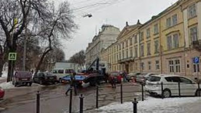 У центрі Львова евакуатор зіткнувся з автомобілем