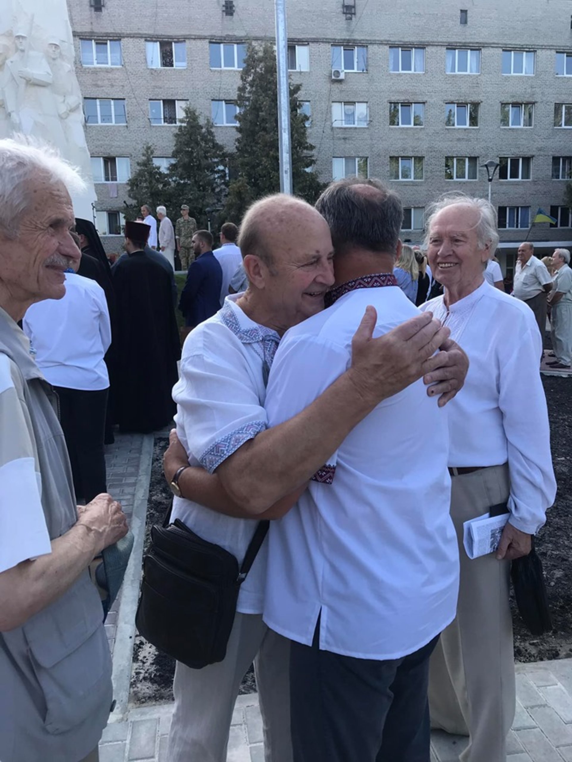 Голова ГО "Знесіння" подякував Олегу Синютці за сприяння в побудові. Фото: Ольга Матейчик.