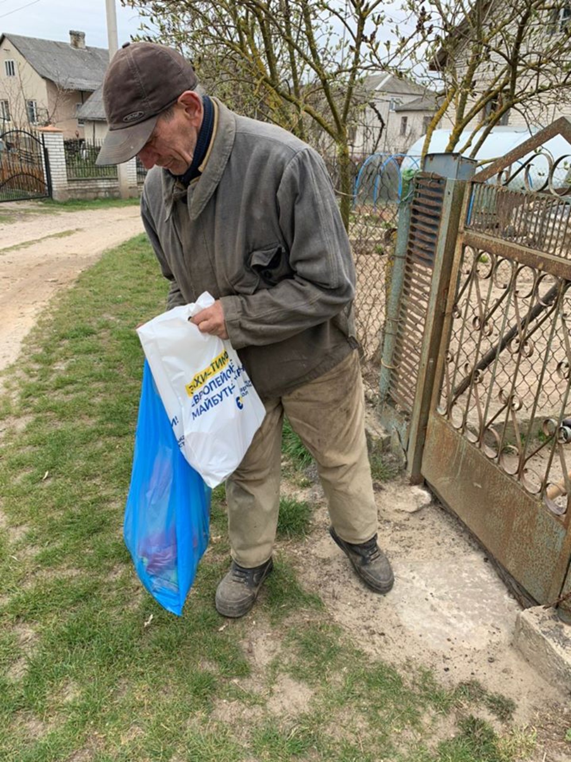 На Яворівщині подбали про найбільш соціально незахищених мешканців. Фото: Івано-Франківська сільська рада.