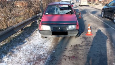 У Рівному з вантажівки впала брила льоду на авто (ФОТО)