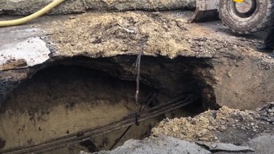 У Золочеві на дорозі утворилося велике провалля (ВІДЕО)