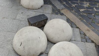 У центрі Львова просять навести лад із улюбленими кулями Садового (ФОТО)