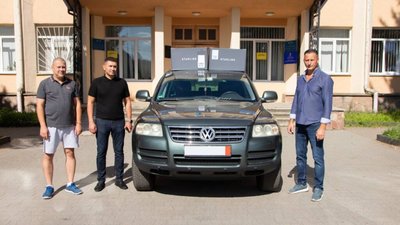 Дрогобицька РВА спільно з волонтерами передали для захисників авто та два Starlink