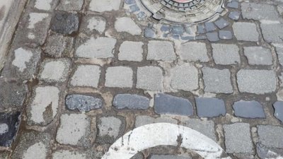 У Львові платну парковку зробили на пожежних люках