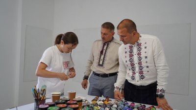 На Львівщині розфарбовують 12-метрове полотно