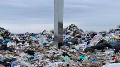 У Полтаській області на сміттєзвалищі з'явився загадковий моноліт (ФОТО)