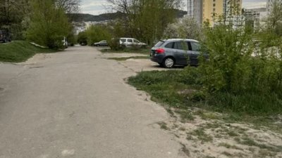 У Львові у спальному районі не можуть розминутись пішоходи та автомобілі