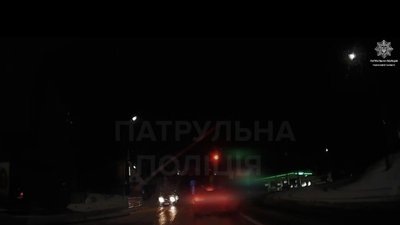 У Львові на одній з вулиць водій порушив правила на очах у патрульних (ВІДЕО)