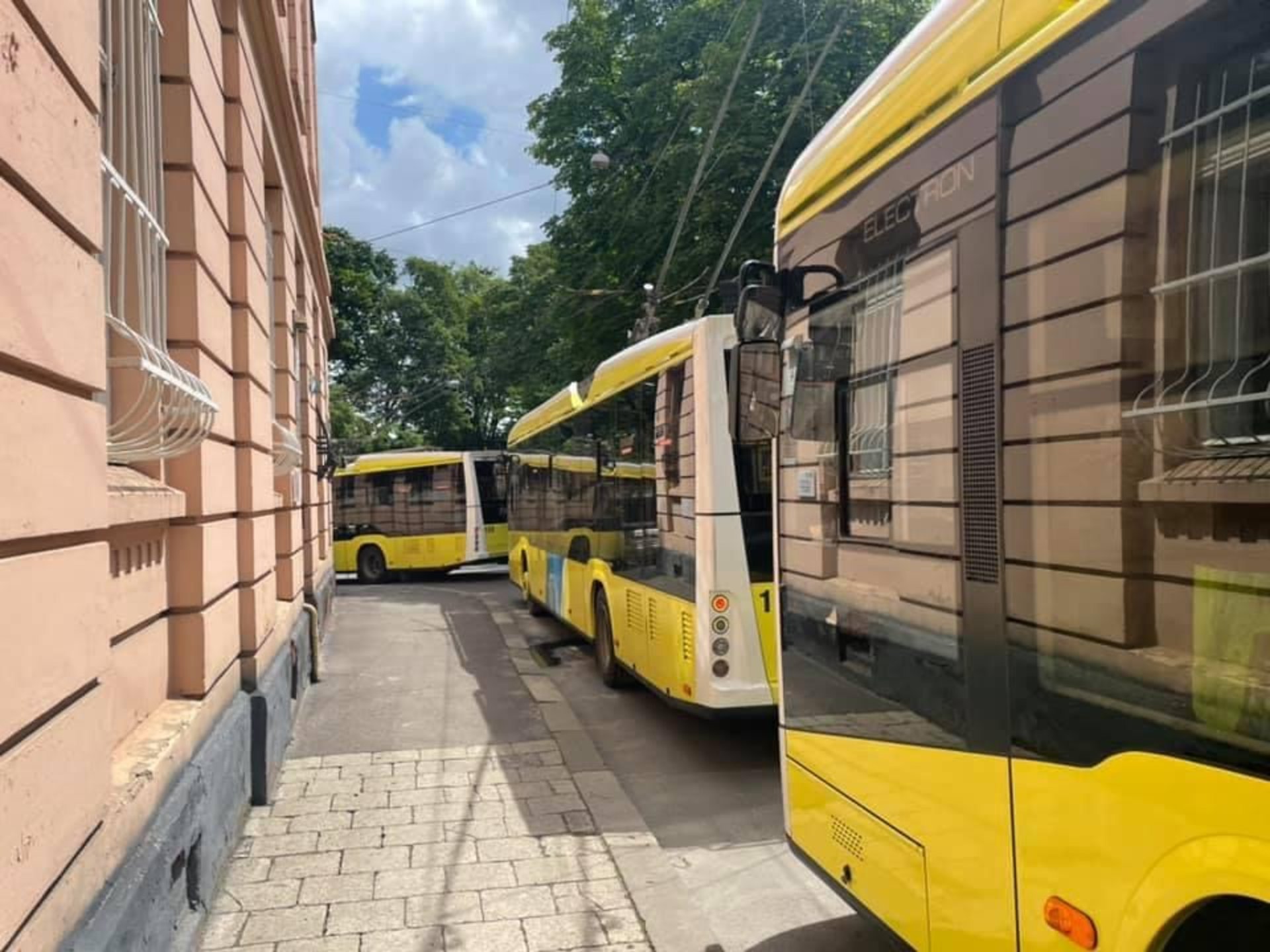 У Львові через вантажівку зупинився рух тролейбусів, фото Варта-1