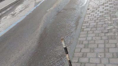 У центрі Львова знову прорвало воду (ФОТО)