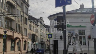 У Львові на перехресті встановили новий дорожник знак (ФОТО)