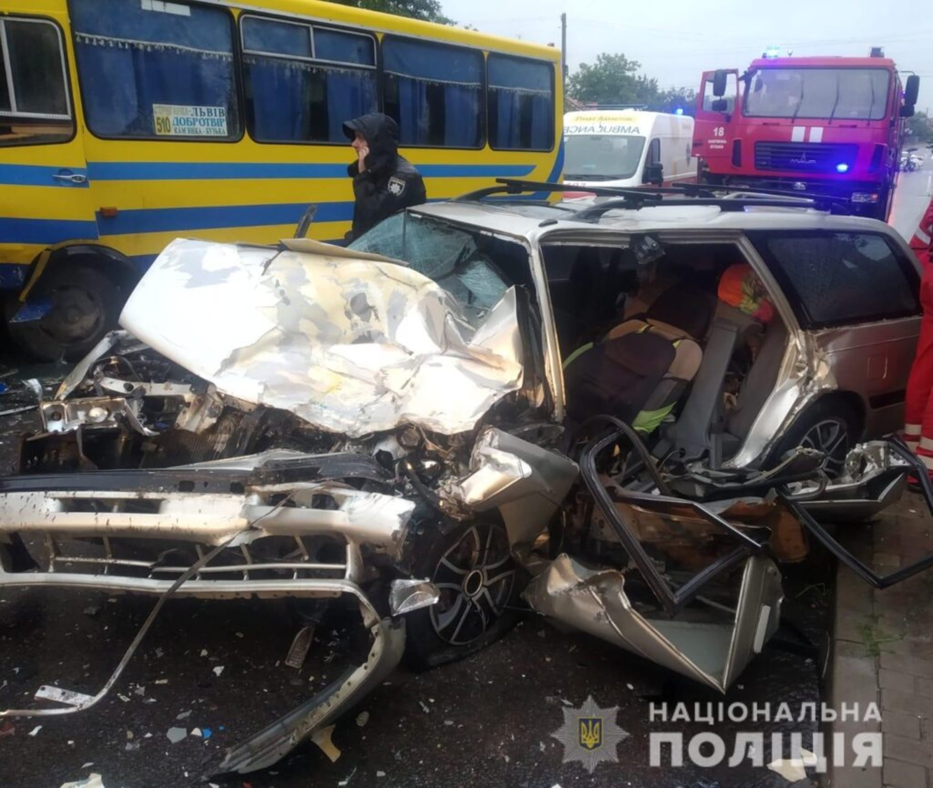 На Львівщині маршрутка не розминулась із автомобілем