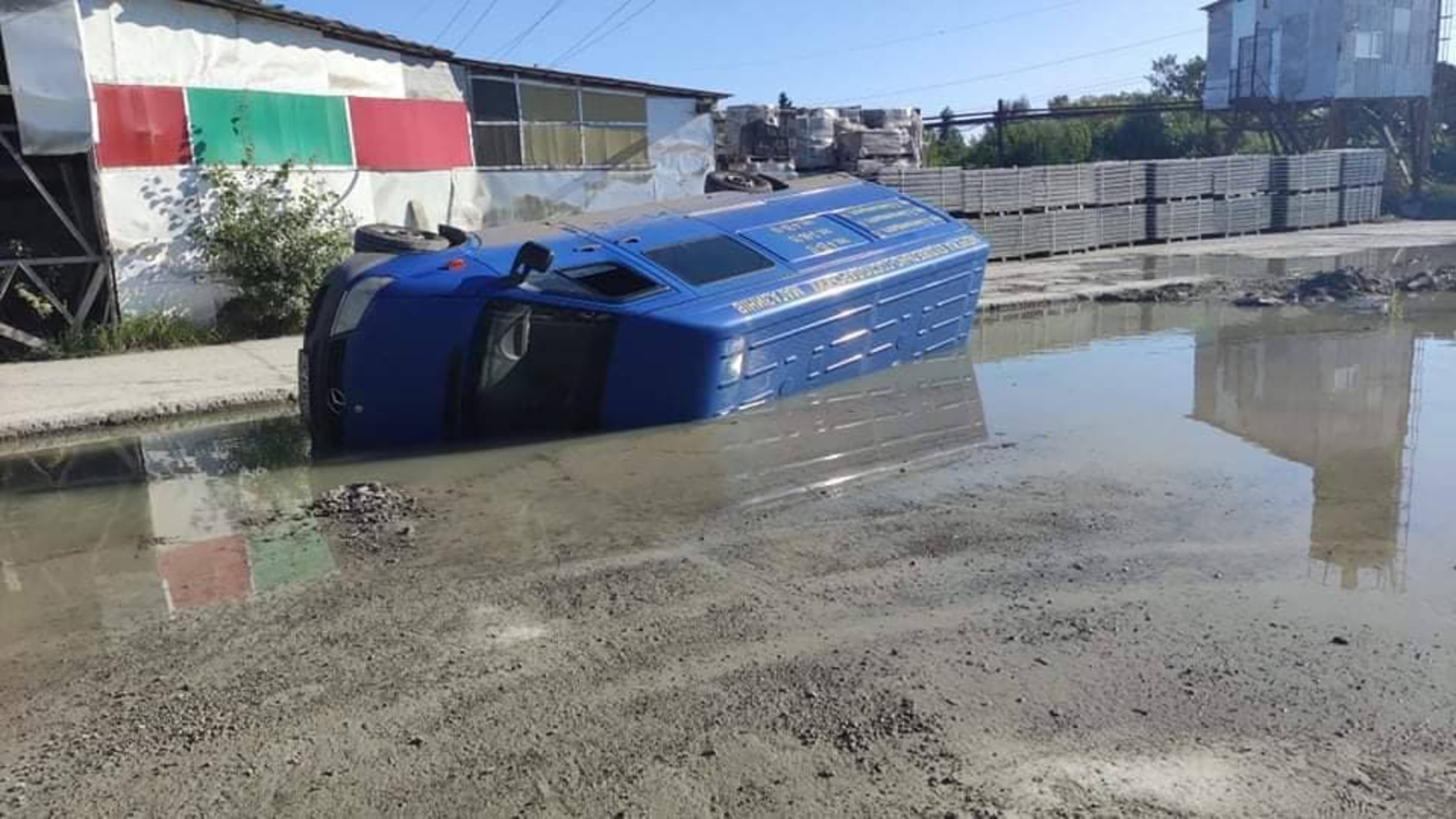 У Червонограді через яму перекинувся бус, фото ДК-Захід