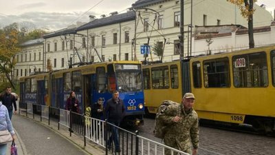 У центрі Львова через трамваї зупинився рух транспорту