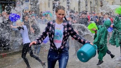 Попри холод та дощ львів`яни з розмахом відсвяткували Поливаний понеділок (ФОТО)