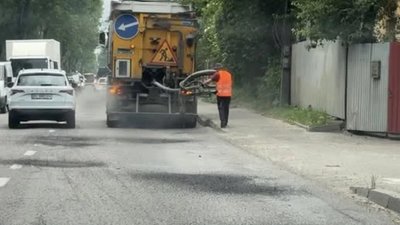У Львові під час дощу латають ями (ФОТО)