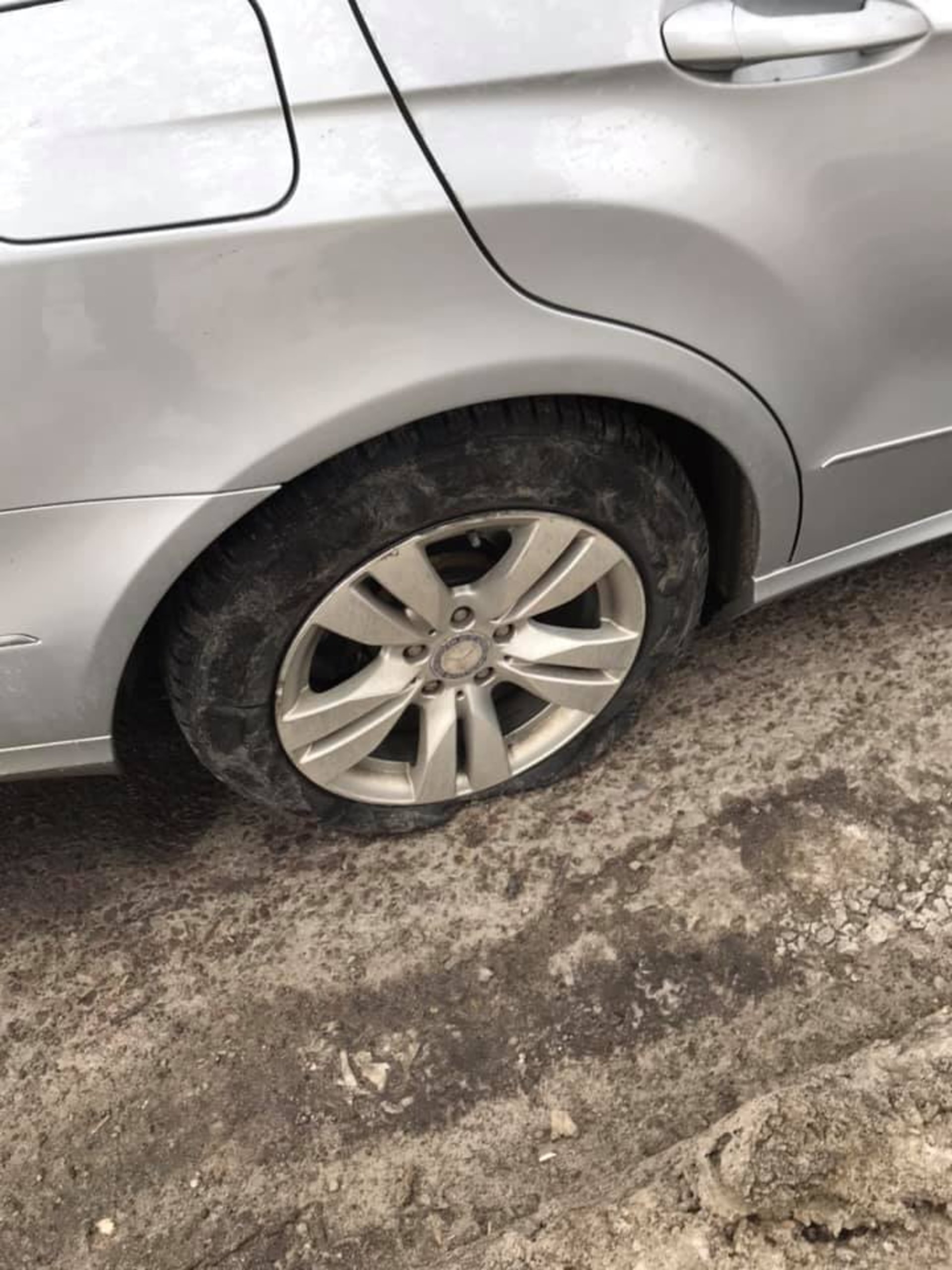 Як у Львові можна пошкодити автомобіль через поганий стан дороги. Фото Варта-1