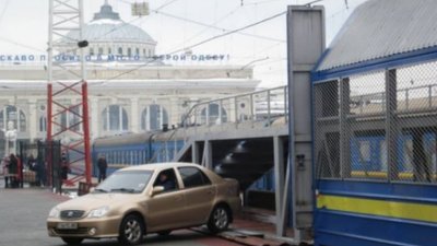 "Укрзалізниця" запускає вагони-автомобілевози, щоб подорожувати з авто