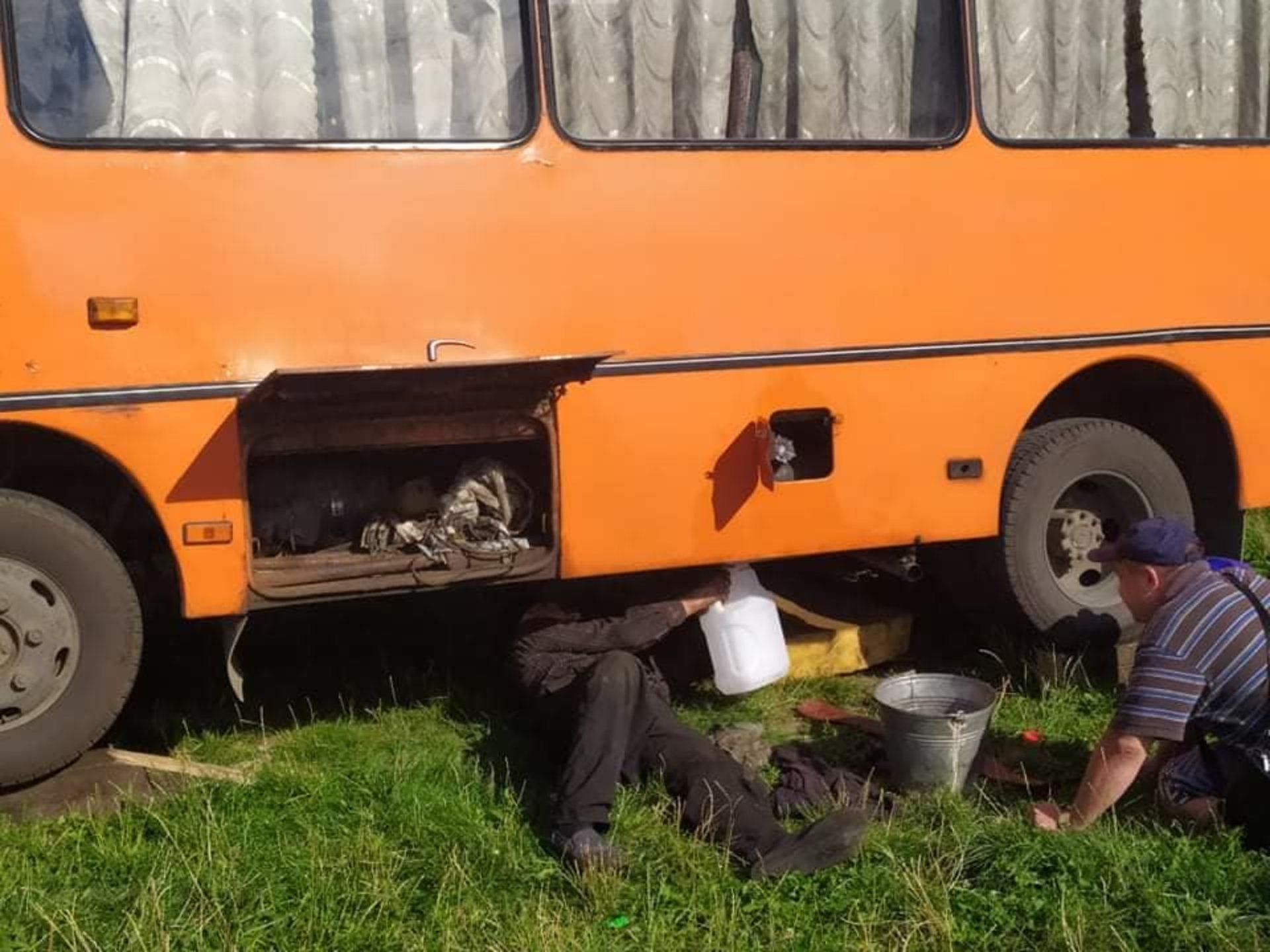 У Львові водій біля власного будинку ремонтує маршрутку, фото Зручне місто