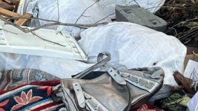 Біля Львова у полі чоловік викинув сміття