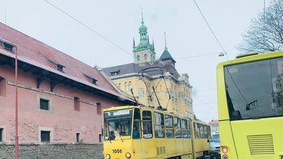 У центрі Львова зупинився надійний транспорт
