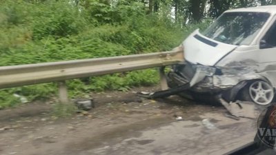 У Львівській області бус влетів у відбійник (ФОТО)
