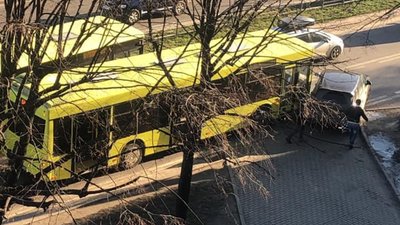 У Львові маршрутка не розминулась з автомобілем (ФОТО)