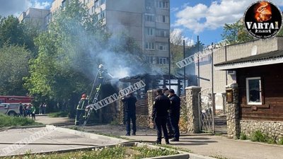 У Львові на вулиці Пулюя горить будівля (ВІДЕО)
