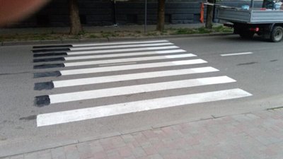 У Львові з другої спроби виправлено перехід, який вів на необлаштований тротуар (ФОТО)
