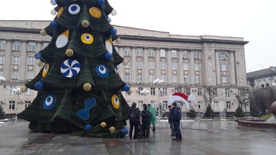 У Черкасах новорічну ялинку прикрасили амулетами від вроків (ФОТО)