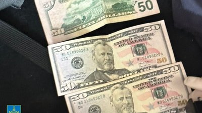 Двох інспекторів Львівської митниці викрили на хабарництві (ФОТО)