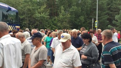 У Новояворівську перекрили міжнародну трасу: Львівська ОДА не відповідає на звернення працівників