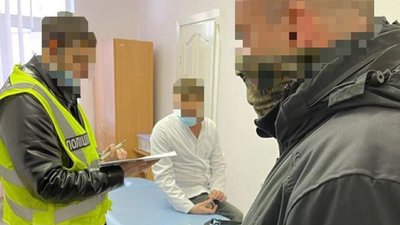 Директорку київського медцентру судитимуть за фейкові дані про COVID-щеплення і хабарі з лікарів