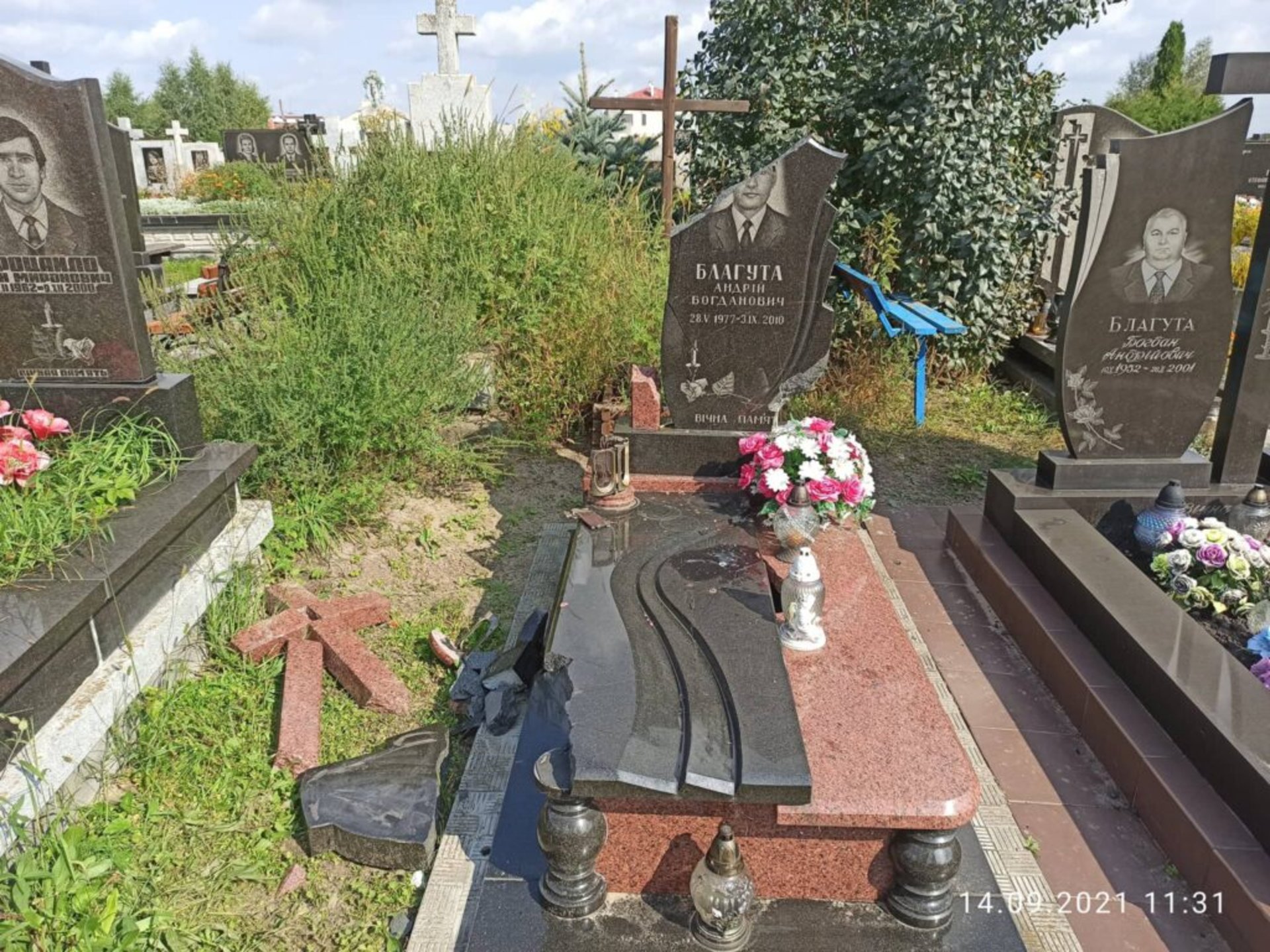 У Жовкві на цвинтарі вандали зруйнували надгробок, фото Ігор Муравський
