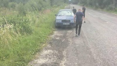 На Львівщині молодики обікрали непритомну жертву ДТП