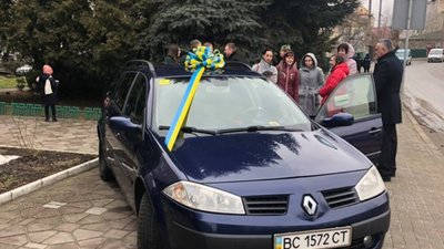 У Яворові благодійники подарували автомобіль ветерану АТО (ФОТО)