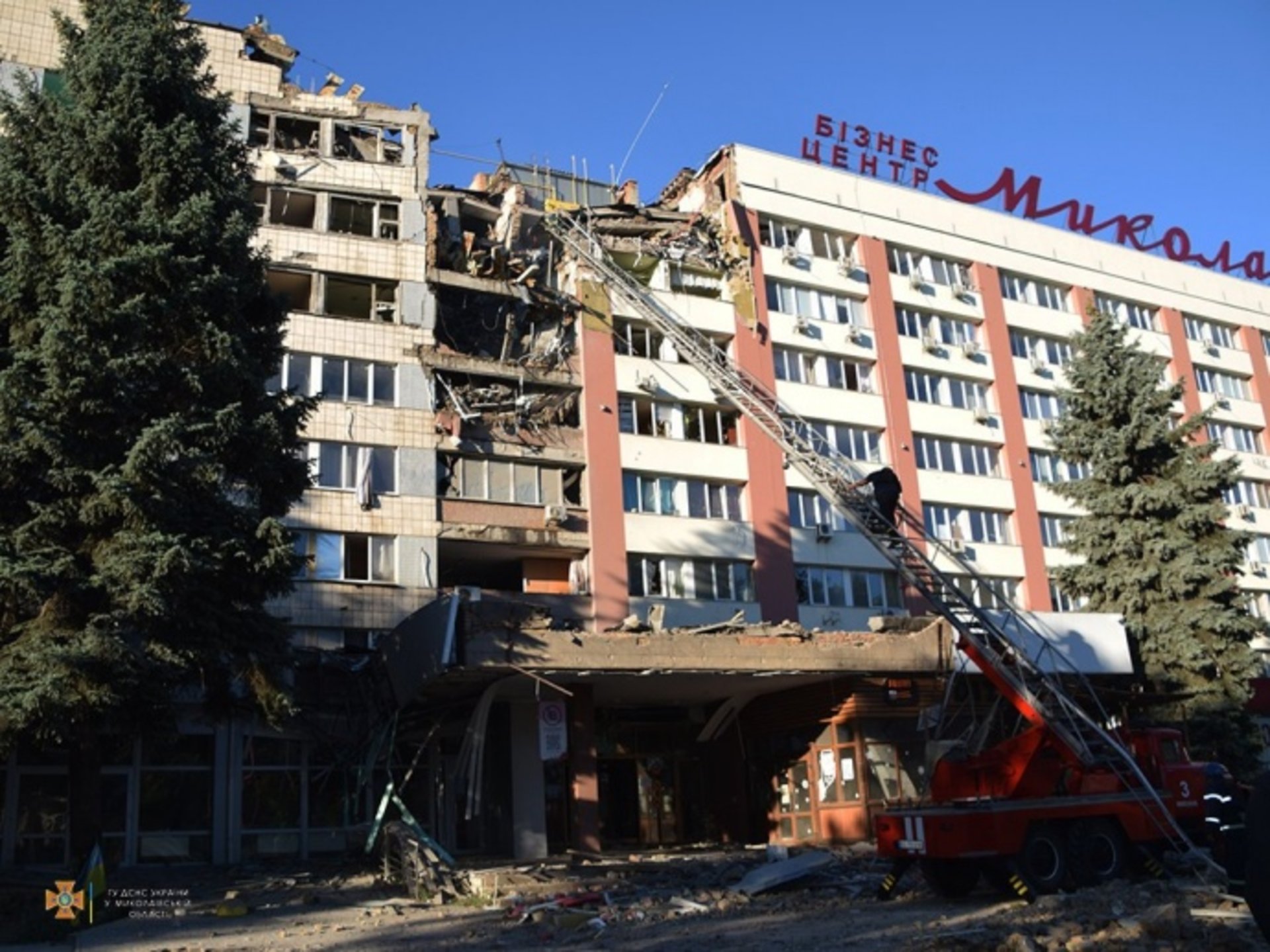 За словами мера, за попередньою інформацією, по Миколаєву били із зенітно-ракетної системи С-300.Окрім навчальних закладів, пошкоджені будівлі приватного бізнесу, громадський транспорт та багатоквартирні будинки.