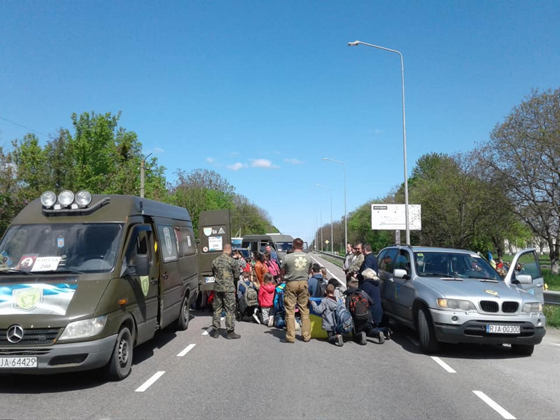 Як на Львівщині діти і дорослі на колінах прощаються з Героєм. Фото Тетяна Лісковецька