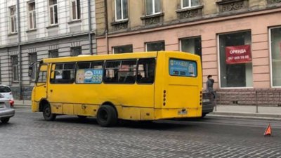 У центрі Львова в маршрутки на ходу відлетіло колесо