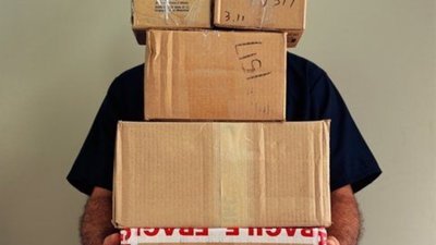 У Львові неповнолітній вантажник поштової компанії обікрав склад з посилками