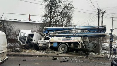 У Львові на перехресті автомобіль не розминувся з бетононасосом (ФОТО)