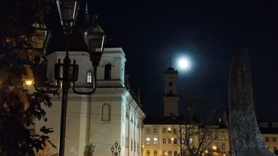 Дивовижний Місяць у Львові (ФОТО)