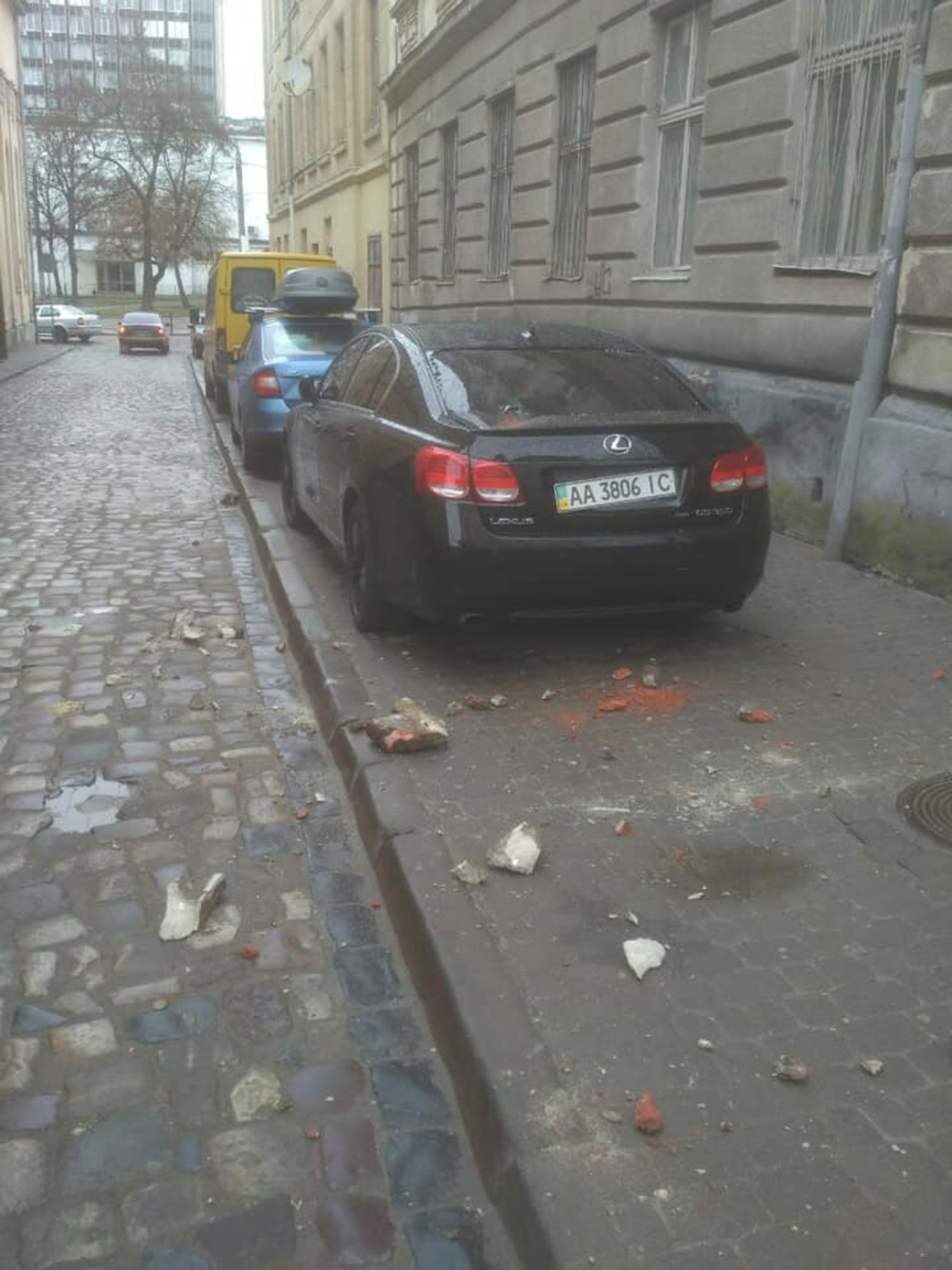 У Львові фасад будинку обвалився і пошкодив автомобіль