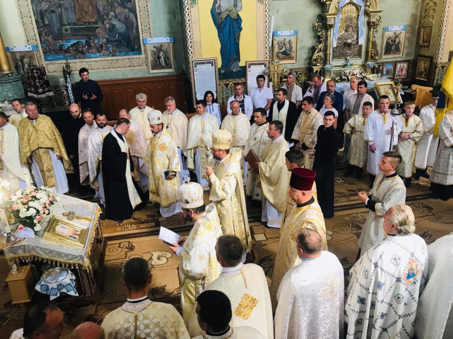 Синютка привітав вірних греко-католицької церкви з 30-тиліттям виходу УКГЦ з підпілля та Преображенням Господнім. Фото - ФБ Олега Синютки