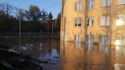 То є Львів: у шкільних приміщеннях вода по коліна, а в мерії кажуть «дещо підтопило» (ФОТО)