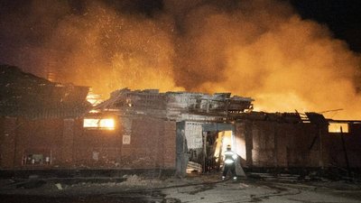На Хмельниччині внаслідок удару виникла пожежа на елеваторі (ФОТО)