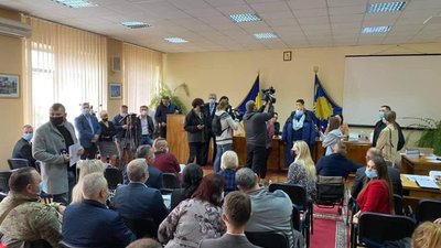 У Львівській районній раді заблокували трибуну (ФОТО)