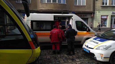 У центрі Львова зупинилися трамваї через травмування пасажира (ФОТО)