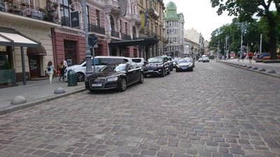 Львівські депутати дозволили паркуватись у центрі міста