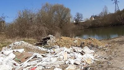 На Сихові городяни перетворили берег річки на сміттєзвалище (ФОТО)